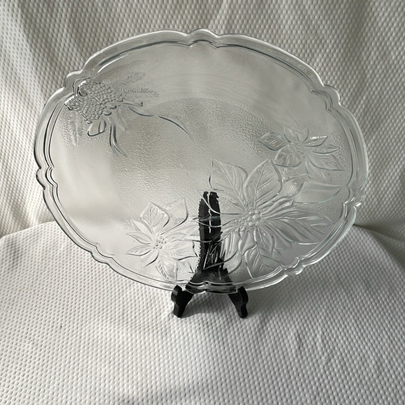 COPY - Mikasa 13” Poinsettia Christmas Platter - Picture 5 of 7